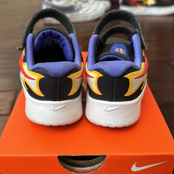 Like New NIKE Star Runner Fire Tennis Shoes - Picture 3 of 3